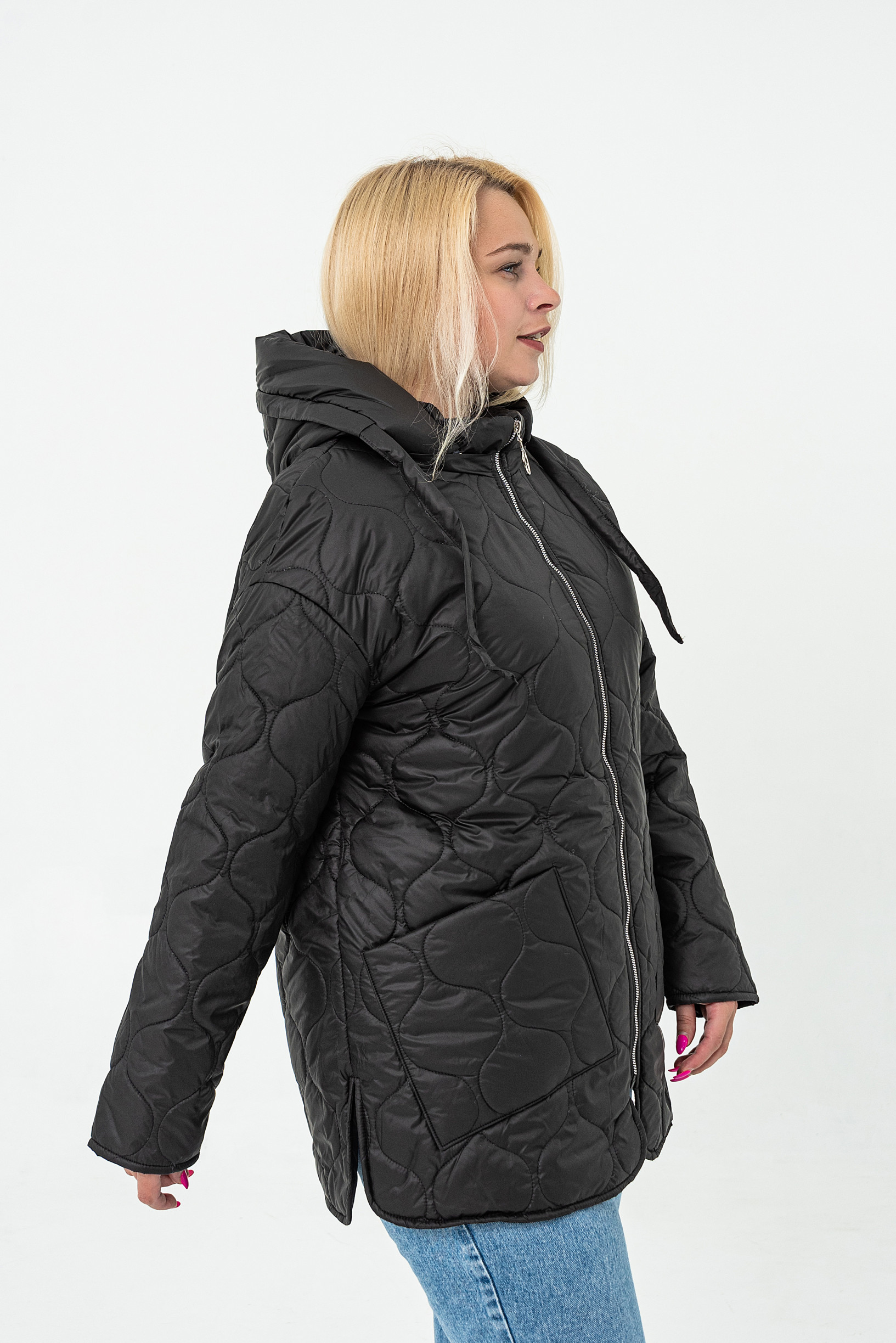 Осіння жіноча стьобана куртка чорного кольору