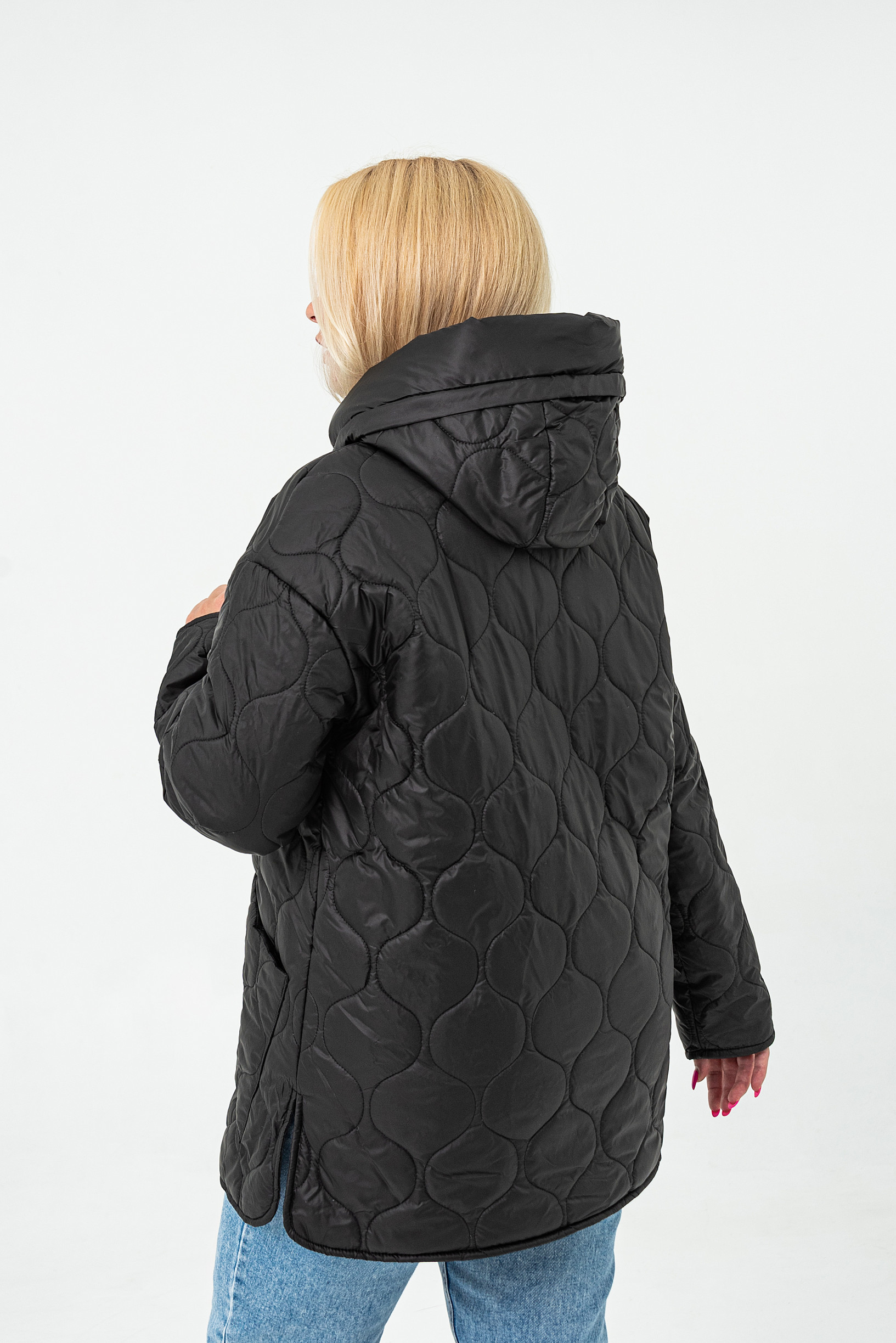 Осіння жіноча стьобана куртка чорного кольору