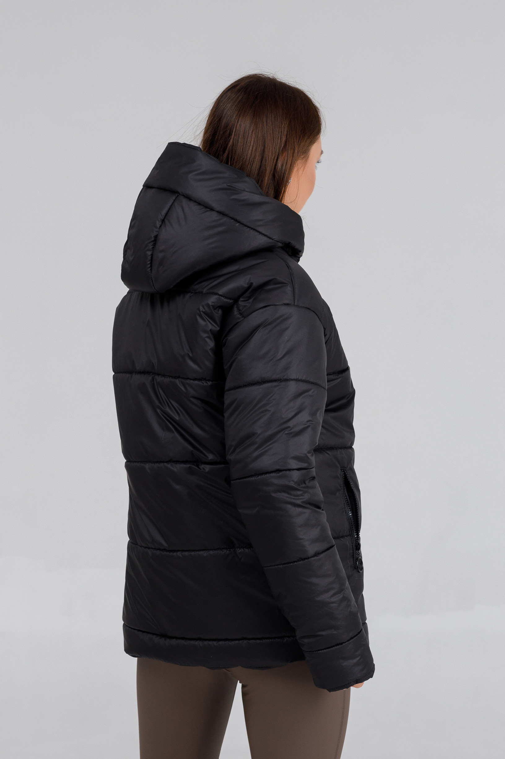 Осіння жіноча куртка чорного кольору