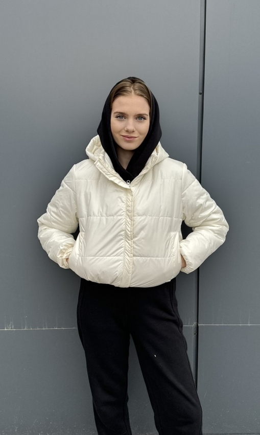 Демисезонная женская куртка молочного цвета к-296