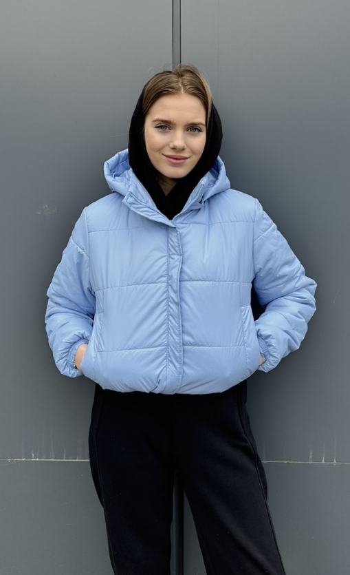 Демисезонная женская куртка голубого цвета к-296