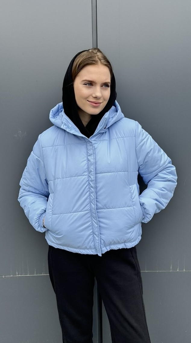 Демисезонная женская куртка голубого цвета к-296