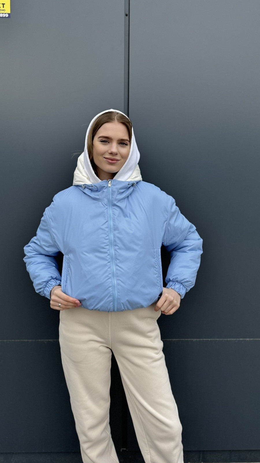 Демісезонна жіноча двостороння куртка молочного і блакитного кольору к-295