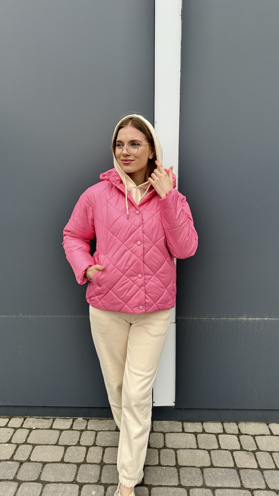 Демисезонная женская куртка малинового цвета к-277