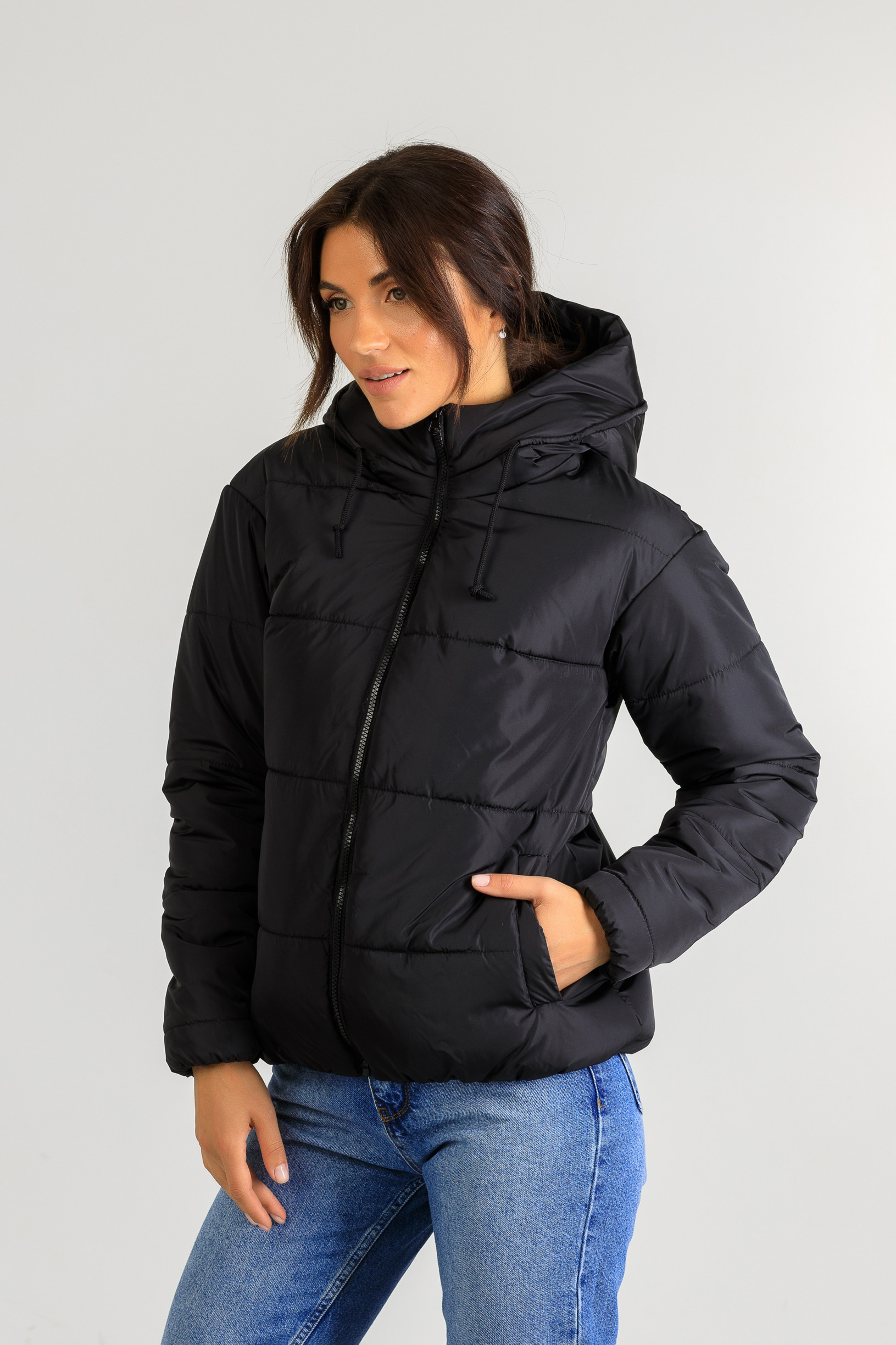Демисезонная женская стильная куртка Тахо чёрного цвета