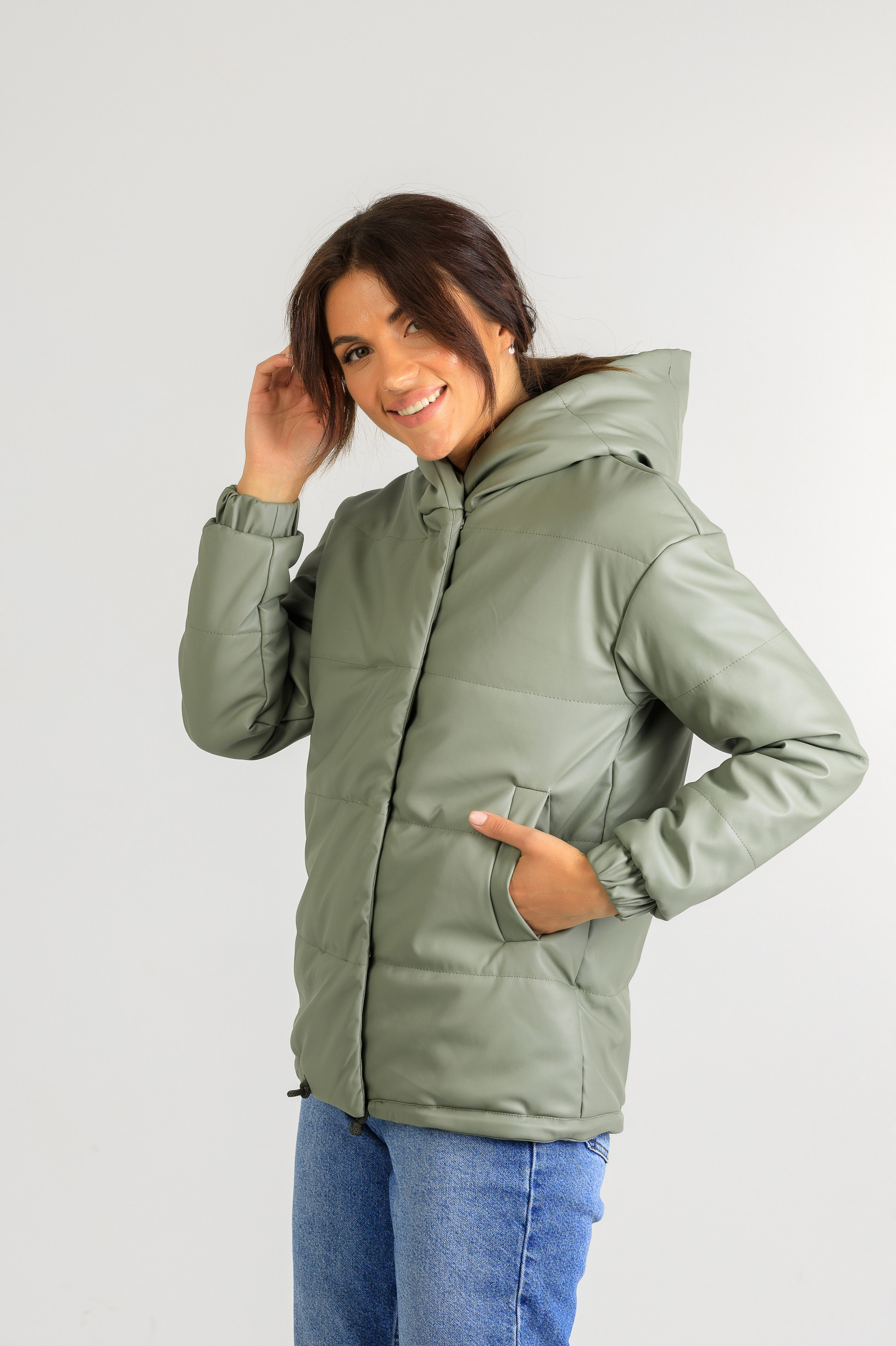 Демисезонная женская куртка из эко-кожи Тина зелёного цвета