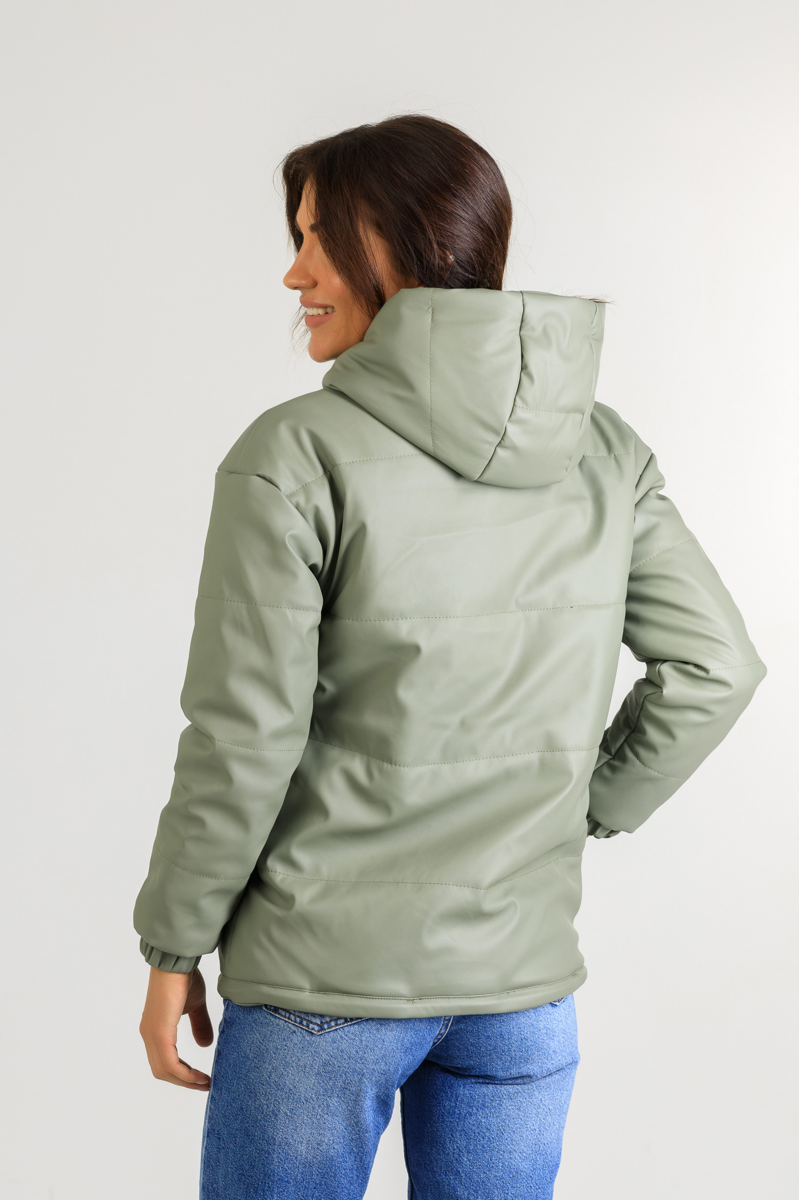 Демисезонная женская куртка из эко-кожи Тина зелёного цвета