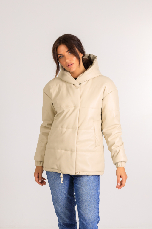 Демисезонная женская куртка из эко-кожи Тина молочного цвета