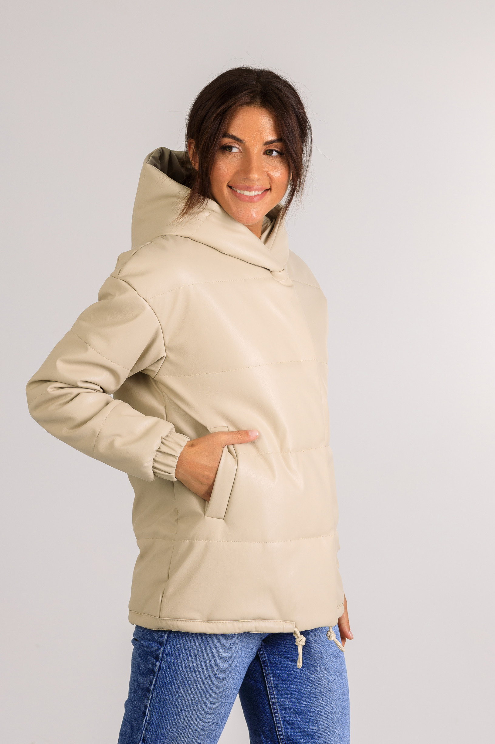 Демисезонная женская куртка из эко-кожи Тина молочного цвета