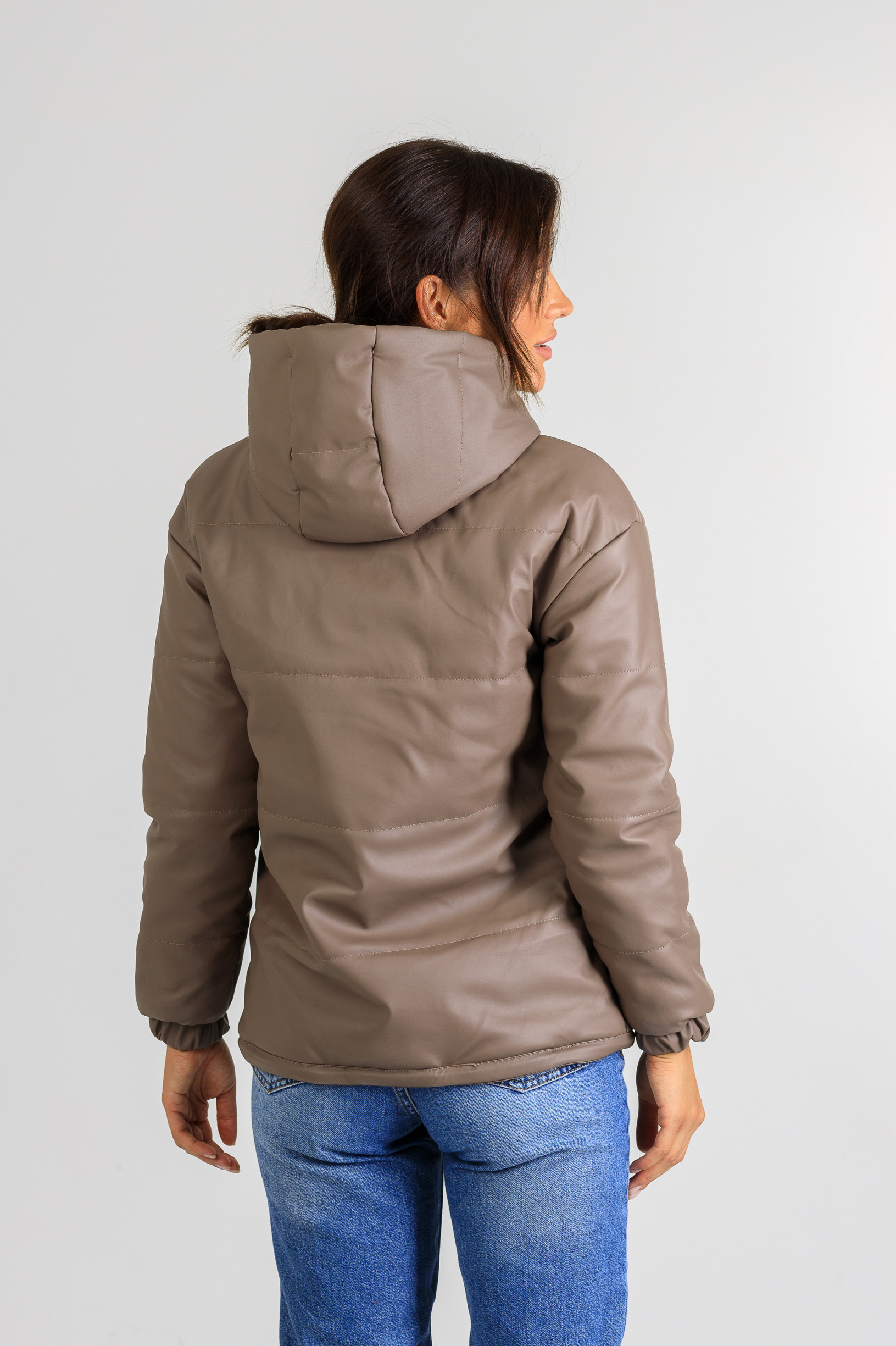 Демисезонная женская куртка из эко-кожи Тина шоколадного цвета