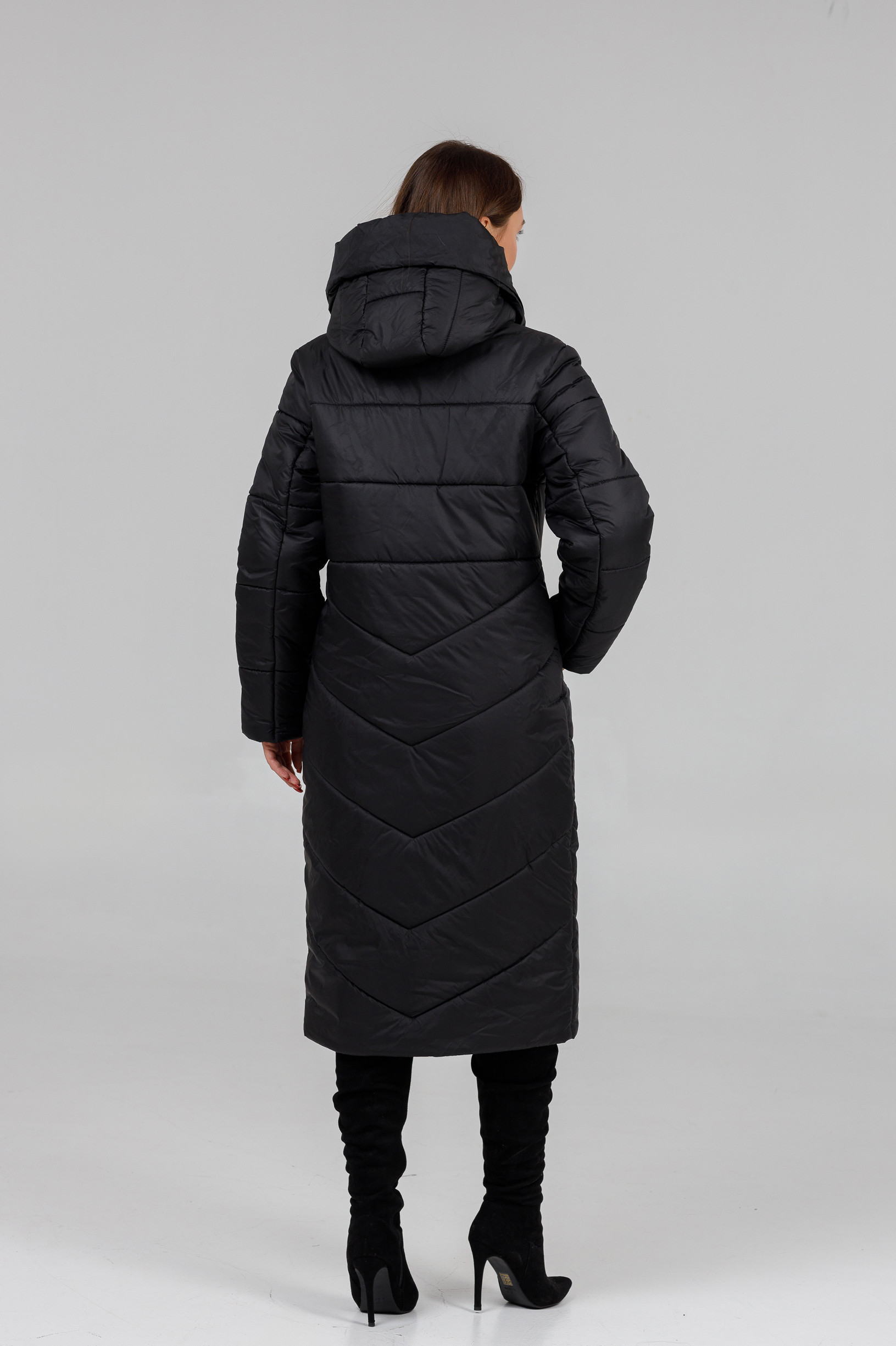 Зимове жіноче пальто під пояс чорне
