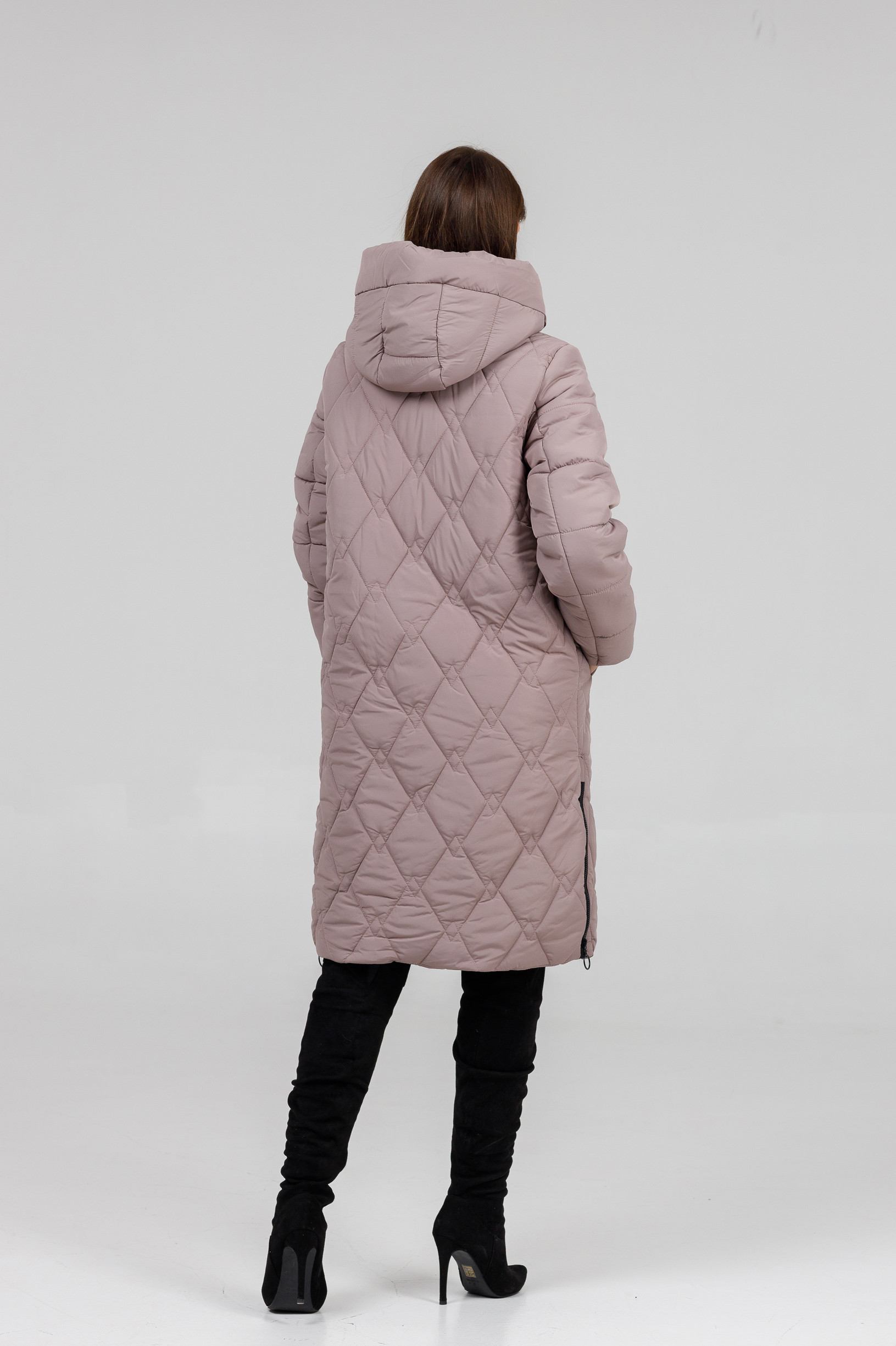 Зимове жіноче пальто під пояс пудрового кольору