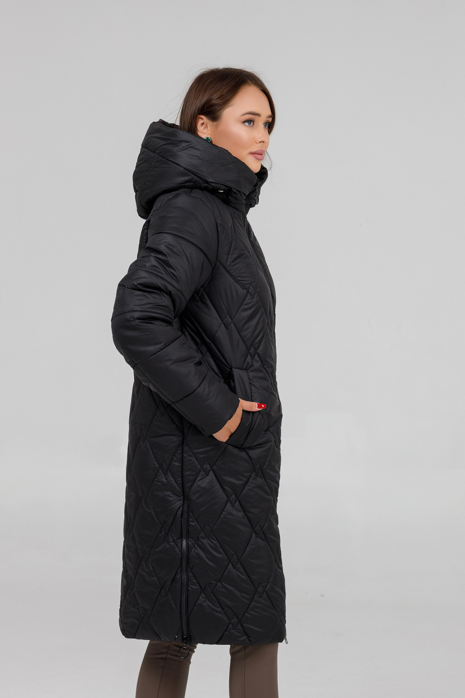 Зимове жіноче пальто під пояс чорного кольору