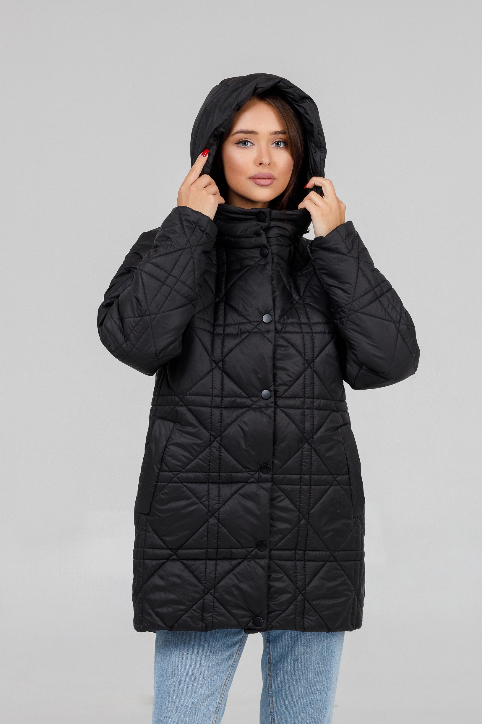 Зимова жіноча куртка під пояс чорного кольору
