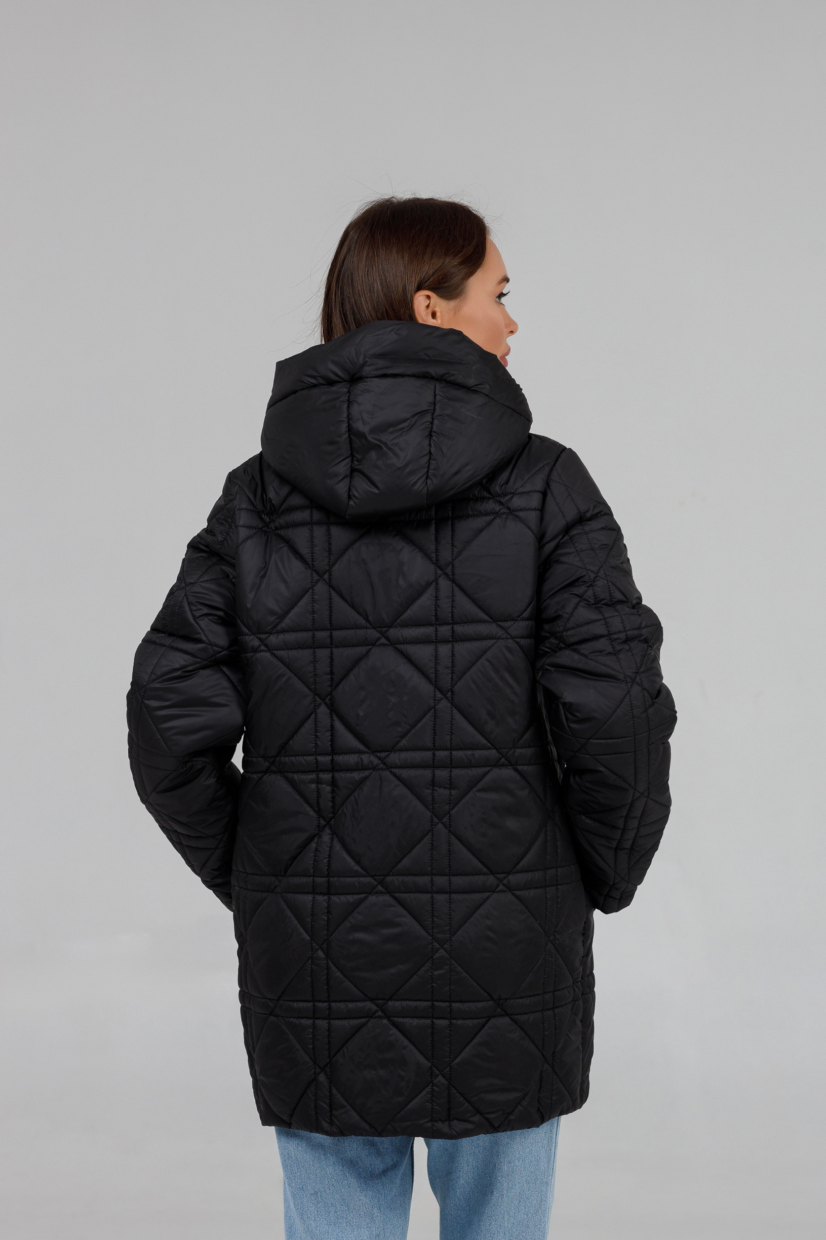 Зимова жіноча куртка під пояс чорного кольору