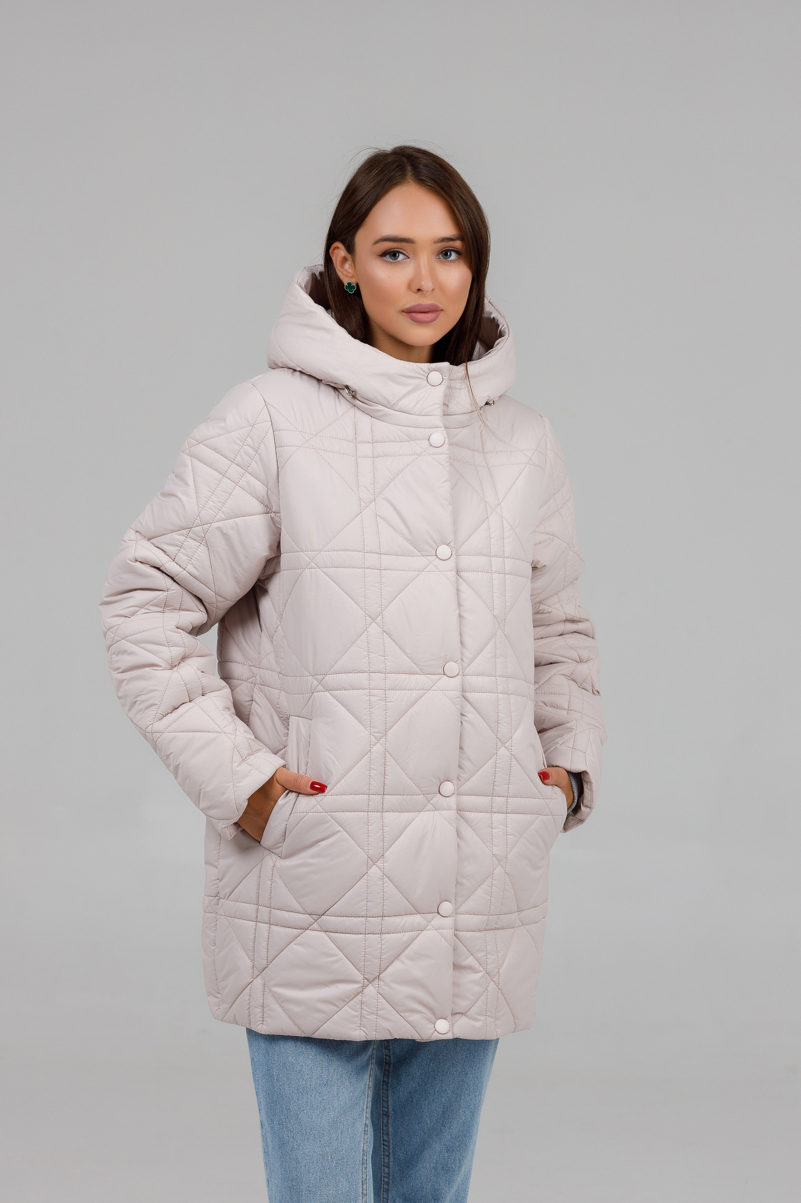 Зимняя женская куртка под пояс цвета айвори 