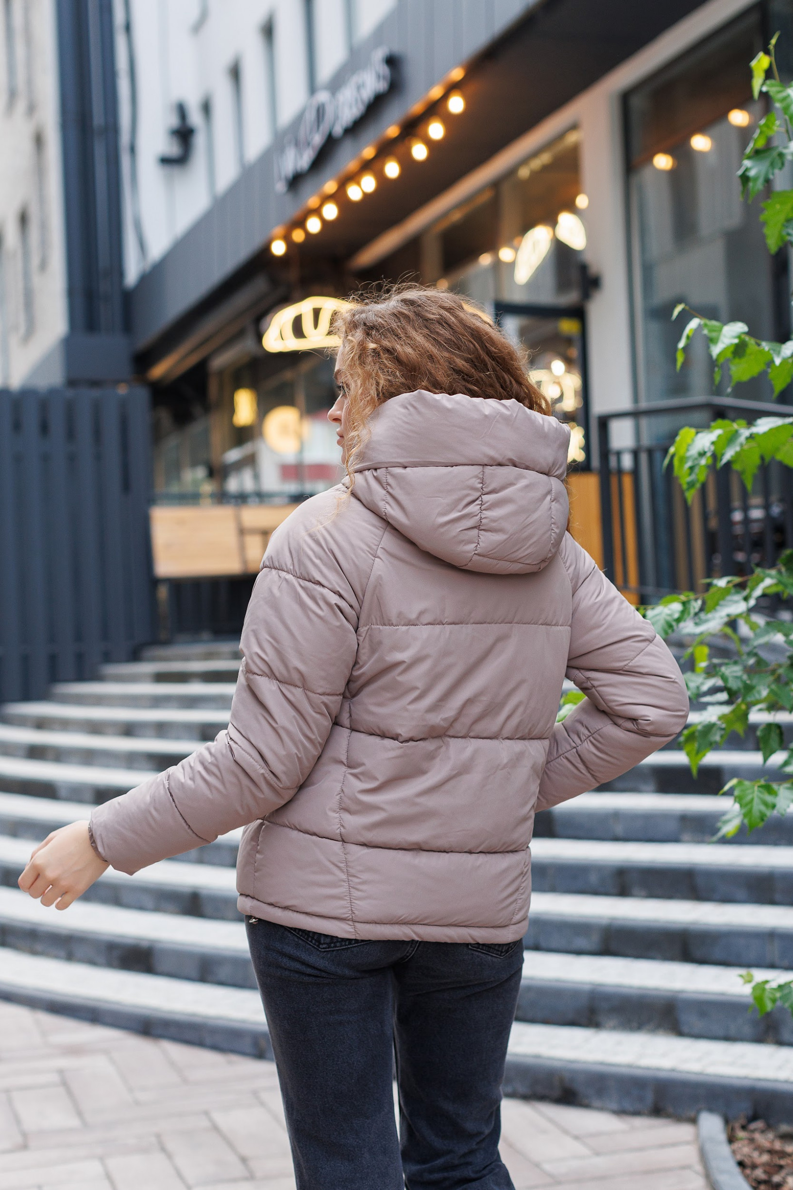 Зимовий молодіжний пуховик КП-346 бежевого кольору з бархатистої тканини