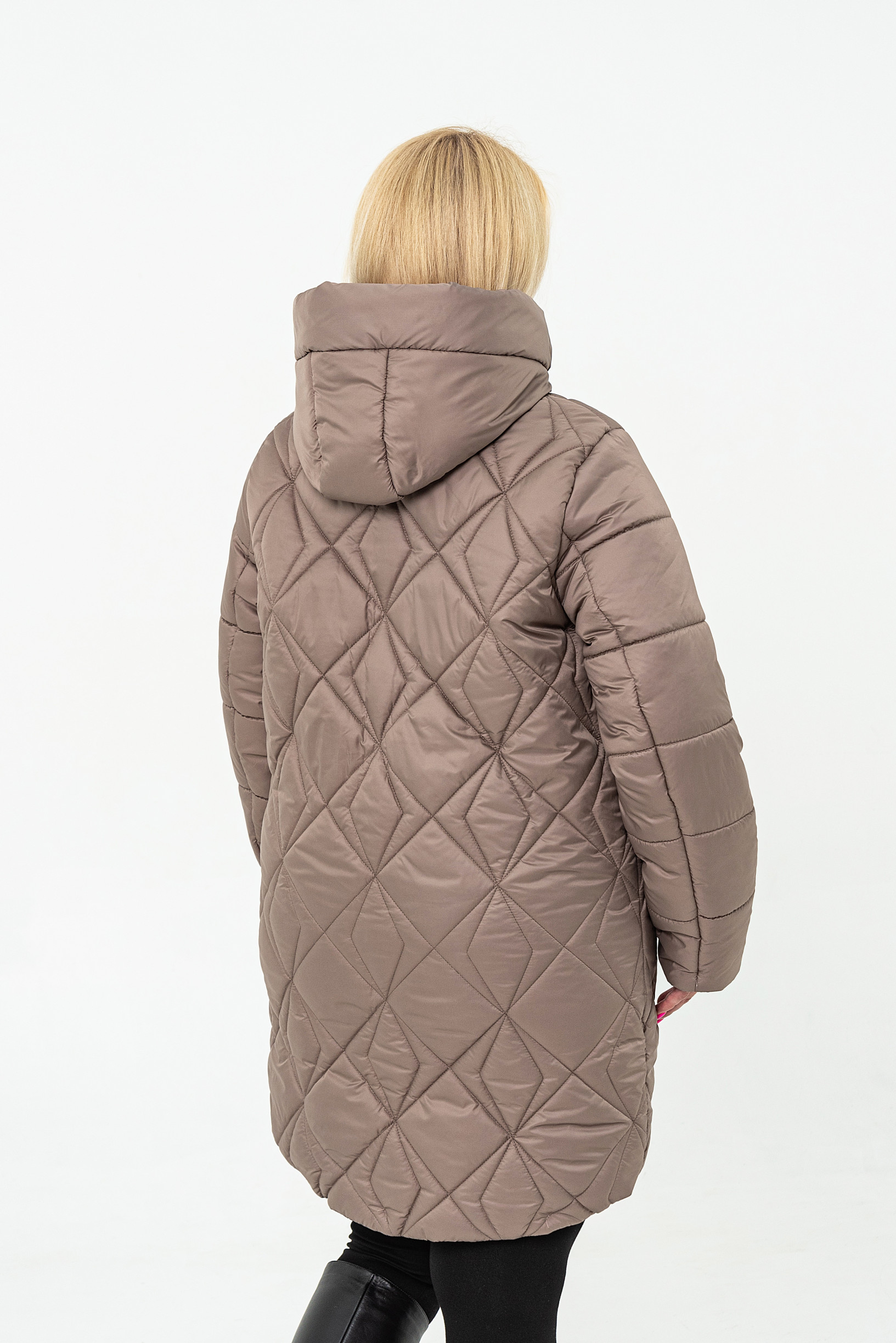 Зимняя удлинённая женская куртка большого размера бежевая